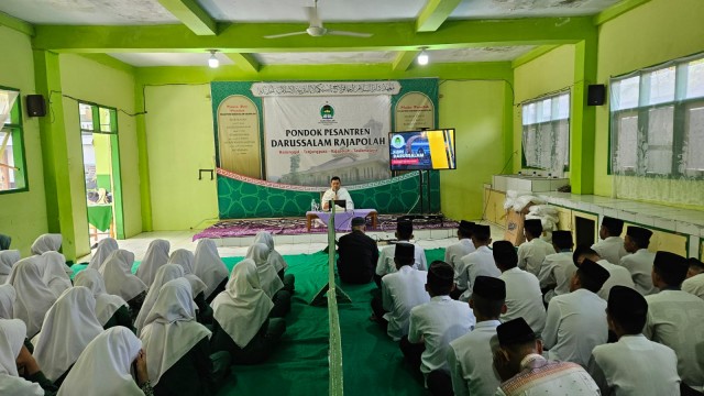 Manasik umroh jamaah umroh KBIHU Darussalam beserta santri akhir KMI bersama Bapak Pimpinan Pondok Pesantren Darussalam.